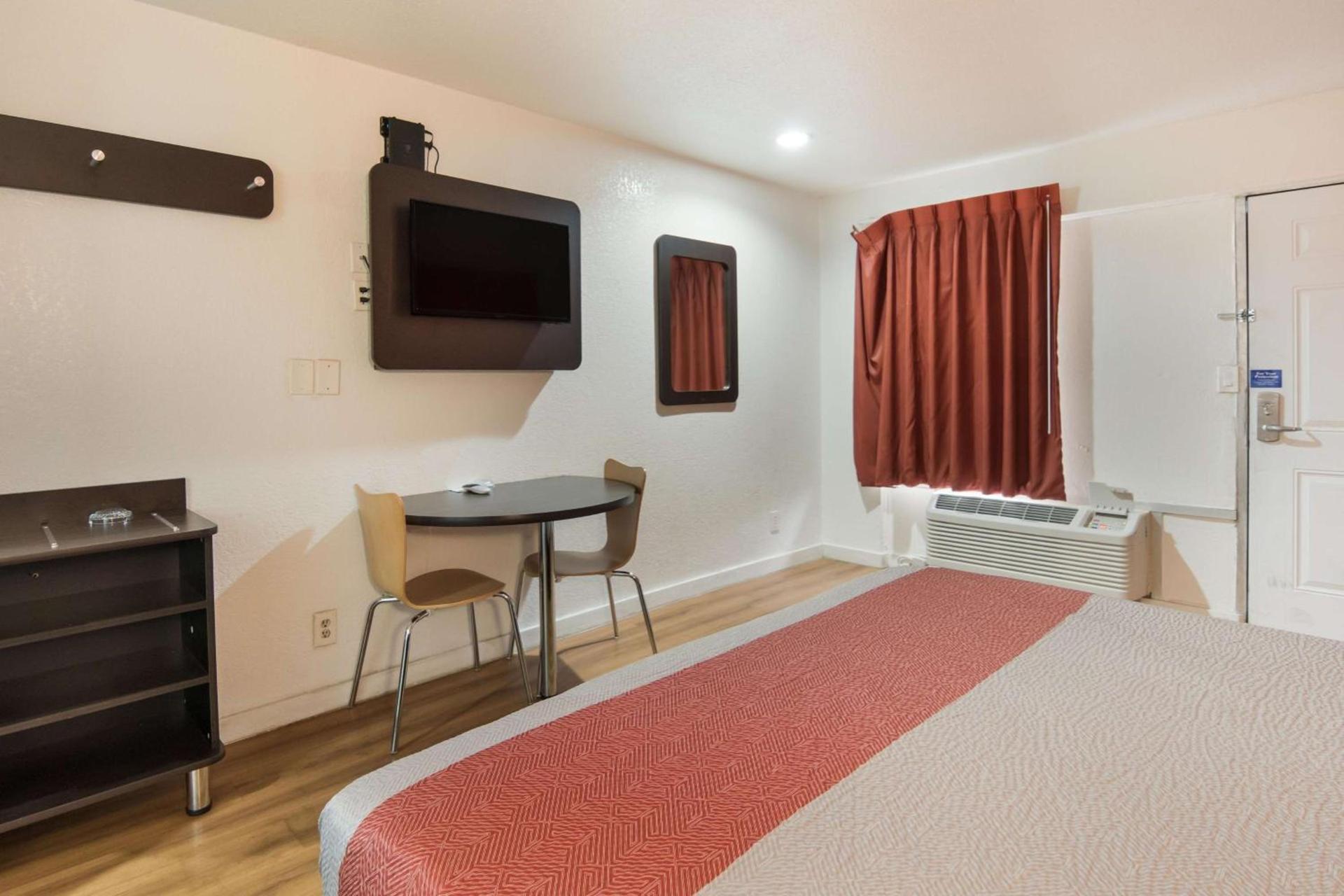 Motel 6-Fort Worth, TX - Seminary photo 12