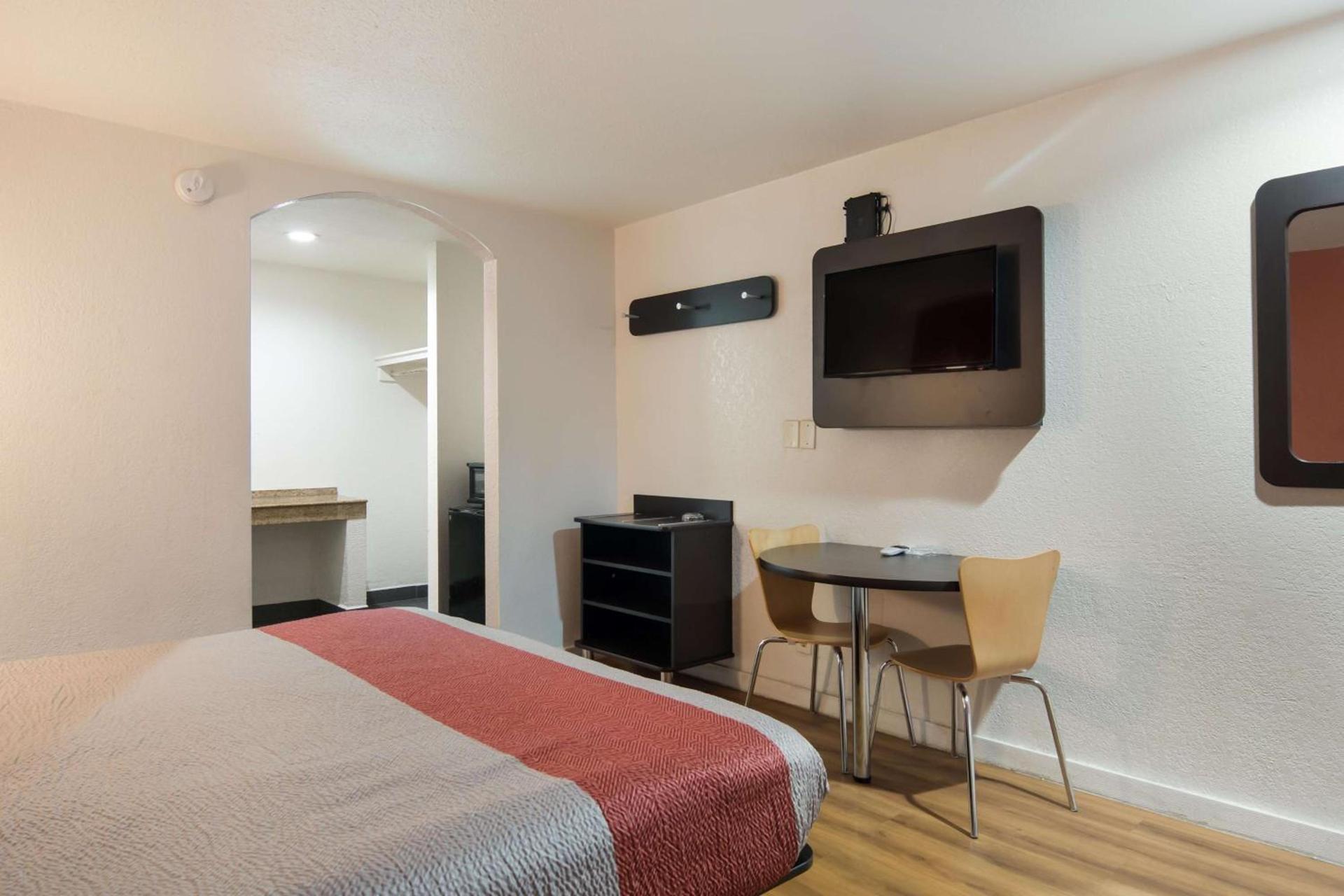 Motel 6-Fort Worth, TX - Seminary photo 11