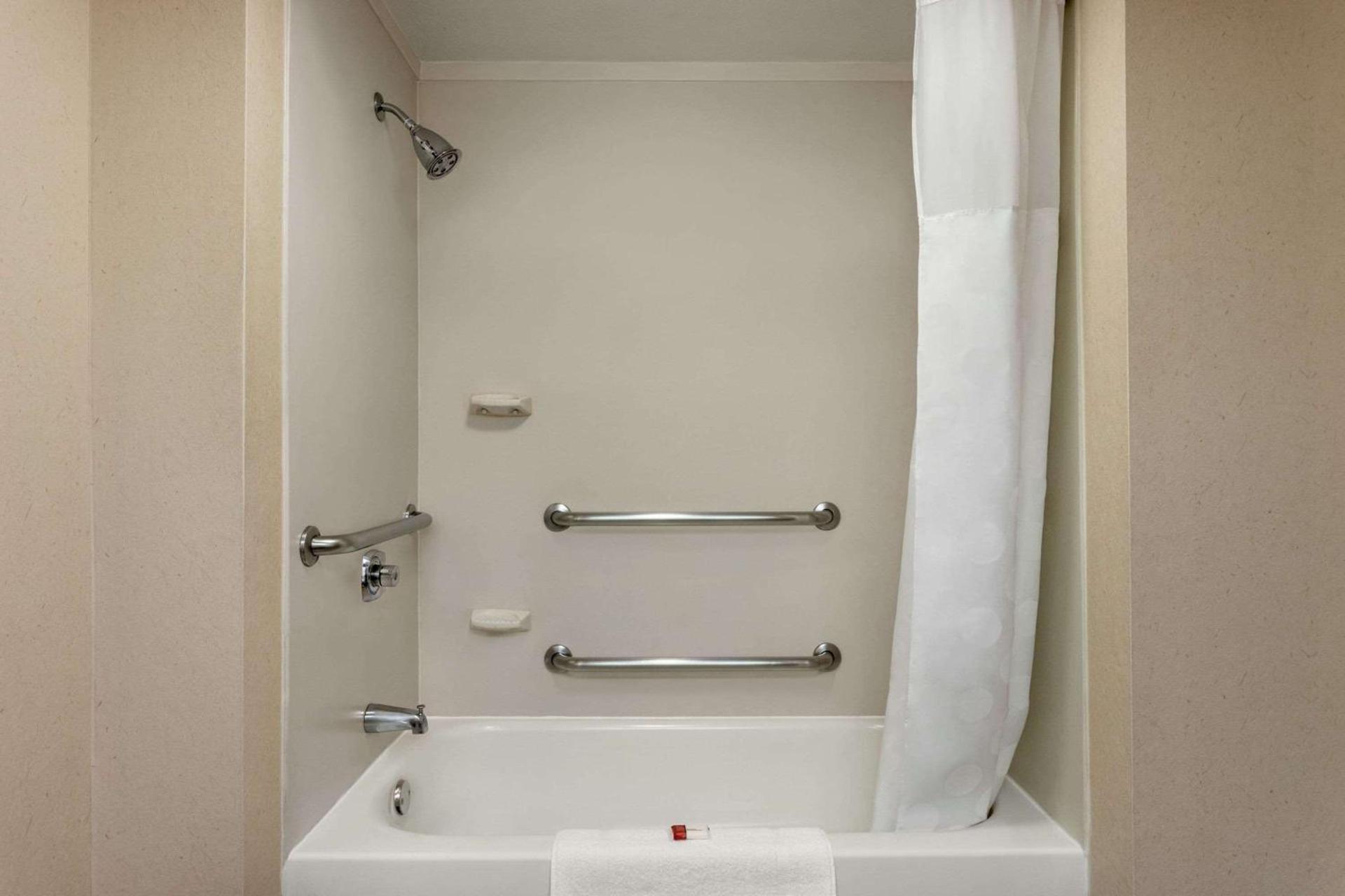 Ramada by Wyndham Pigeon Forge North photo 64