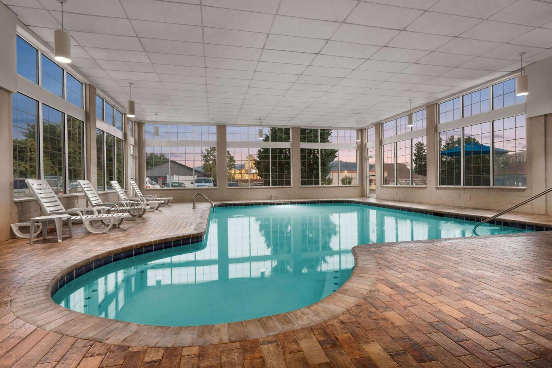 Ramada by Wyndham Pigeon Forge North photo 41