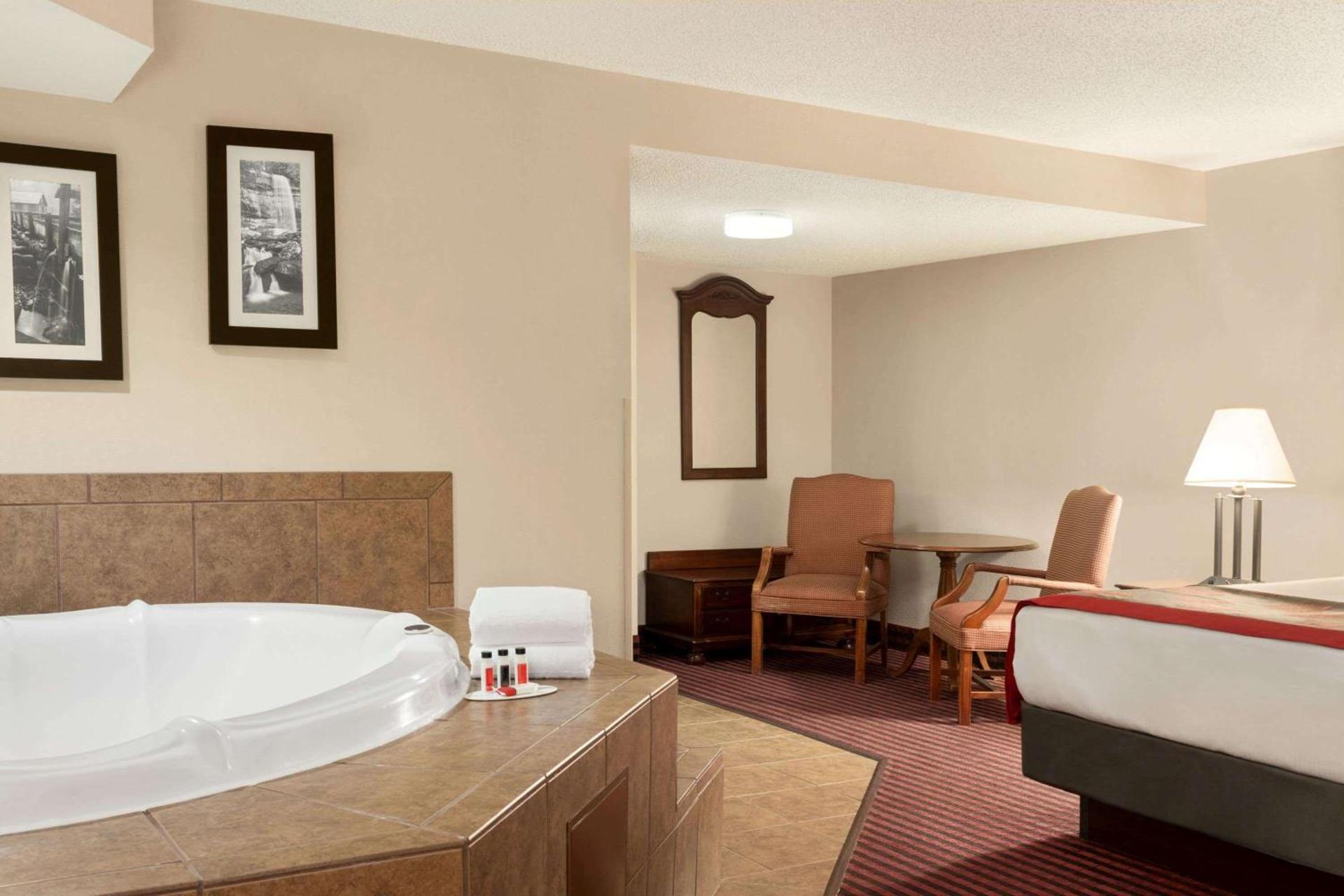 Ramada by Wyndham Pigeon Forge North photo 58