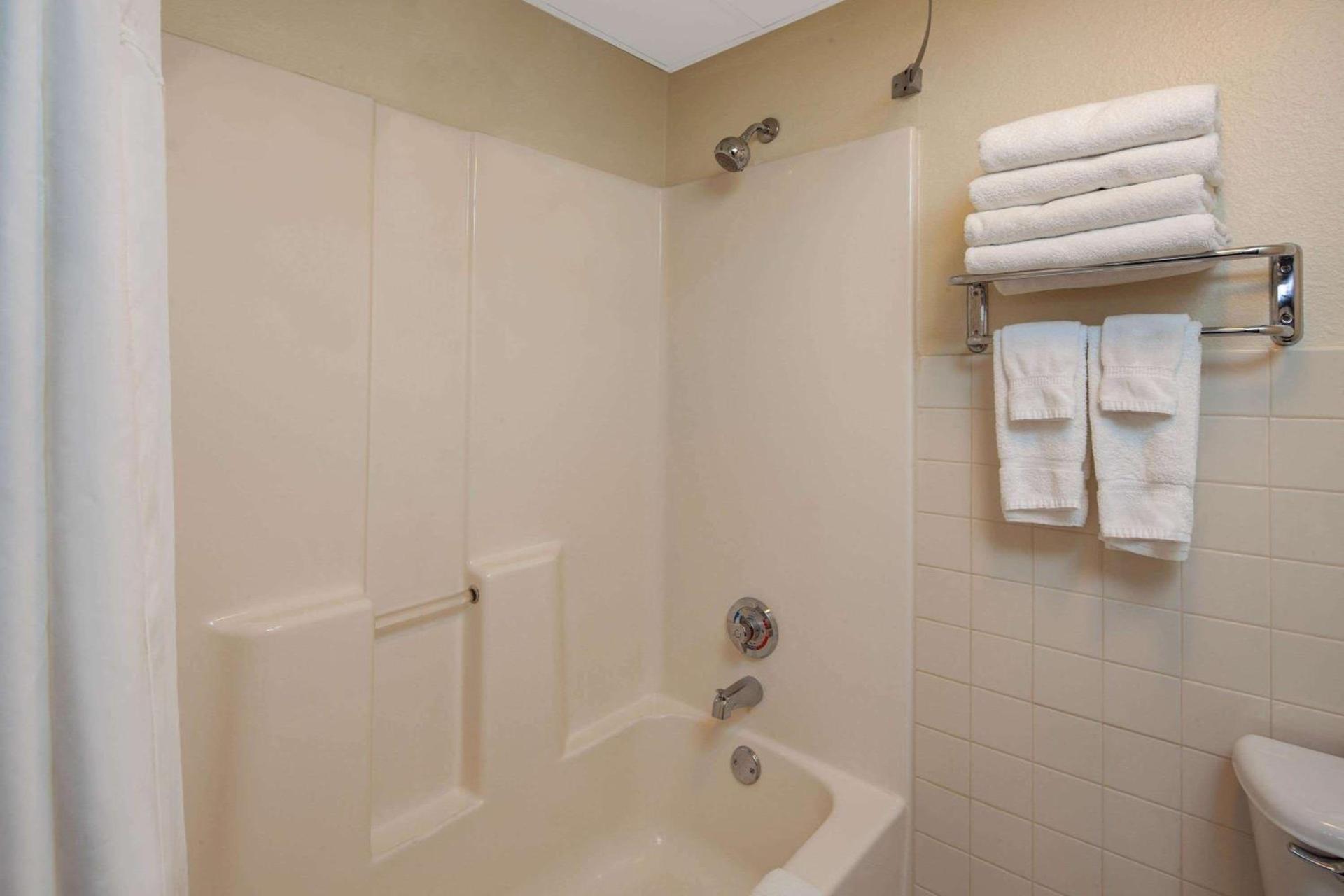 AmericInn by Wyndham Northfield photo 17
