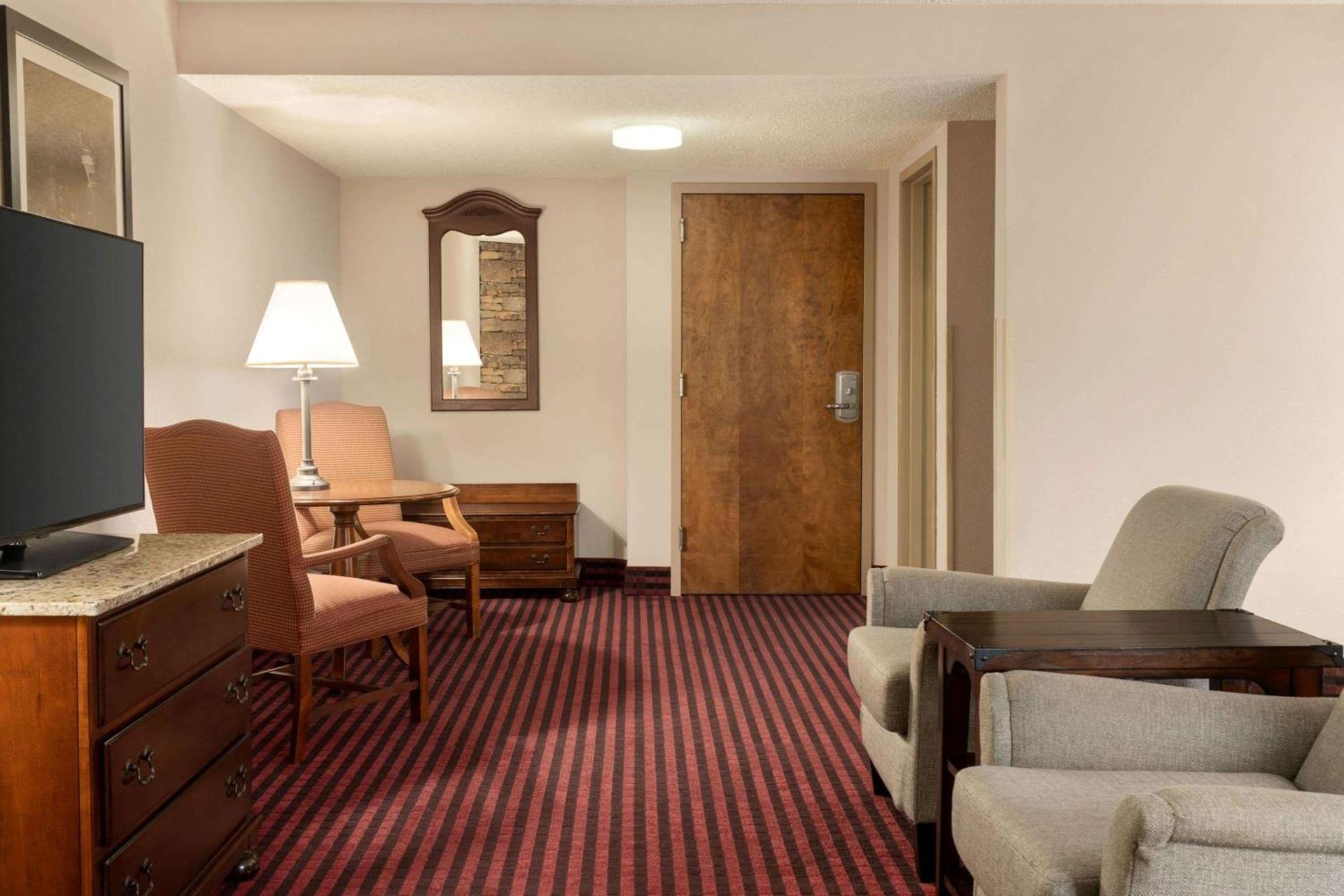 Ramada by Wyndham Pigeon Forge North photo 55