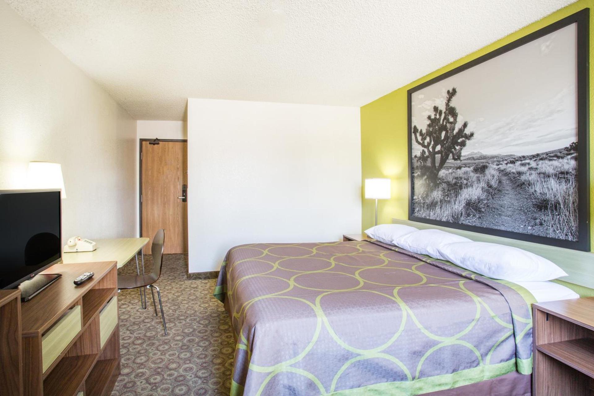 Super 8 by Wyndham Kingman photo 18