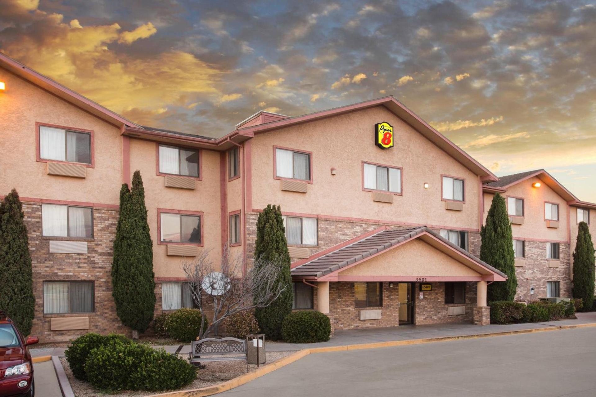 Super 8 by Wyndham Kingman photo 15