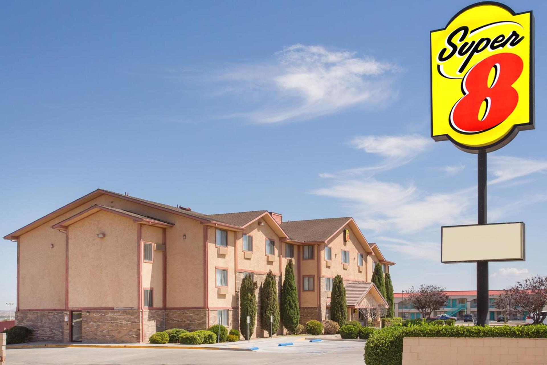 Super 8 by Wyndham Kingman photo 16