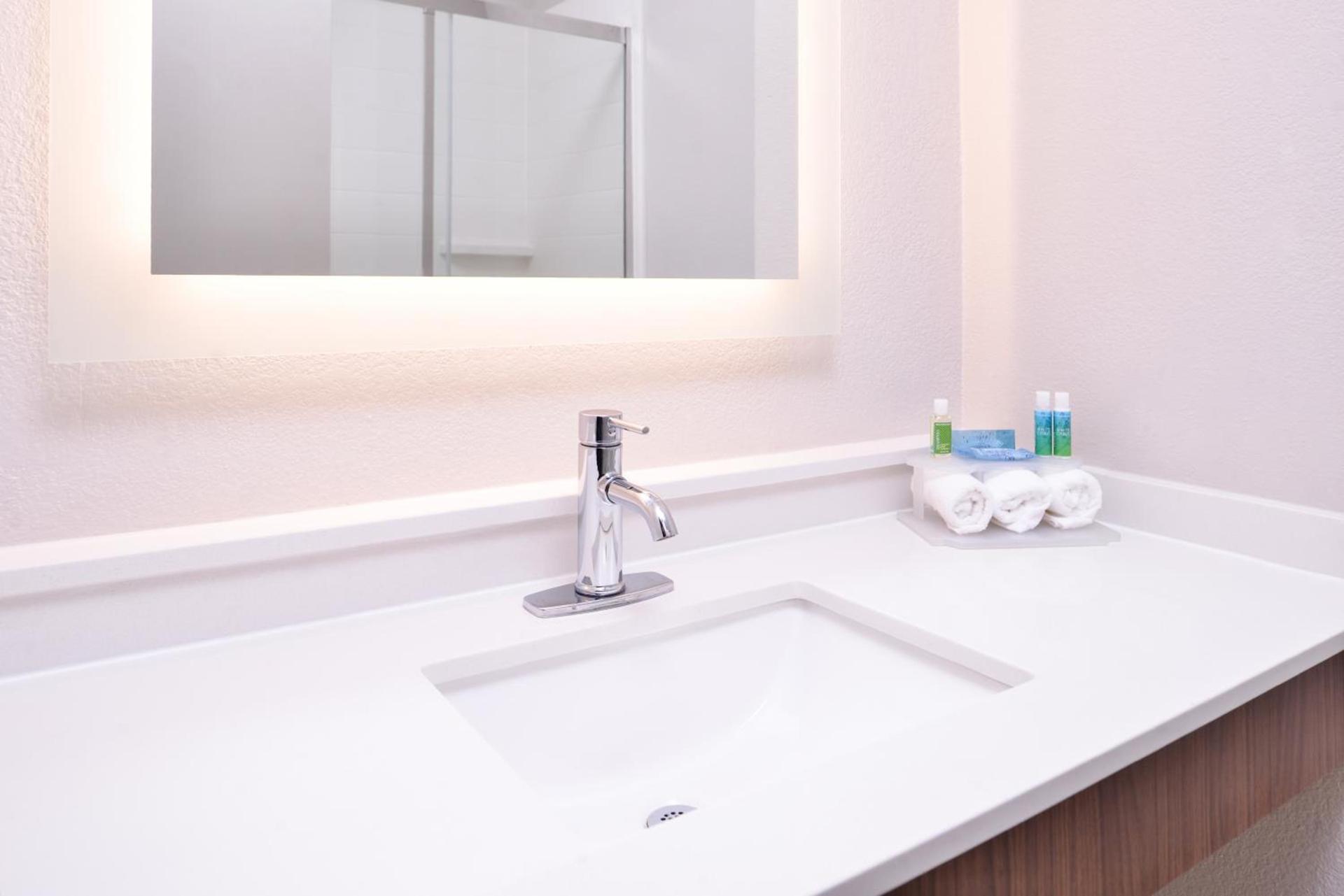 Holiday Inn Express Hotel & Suites Elgin by IHG photo 9