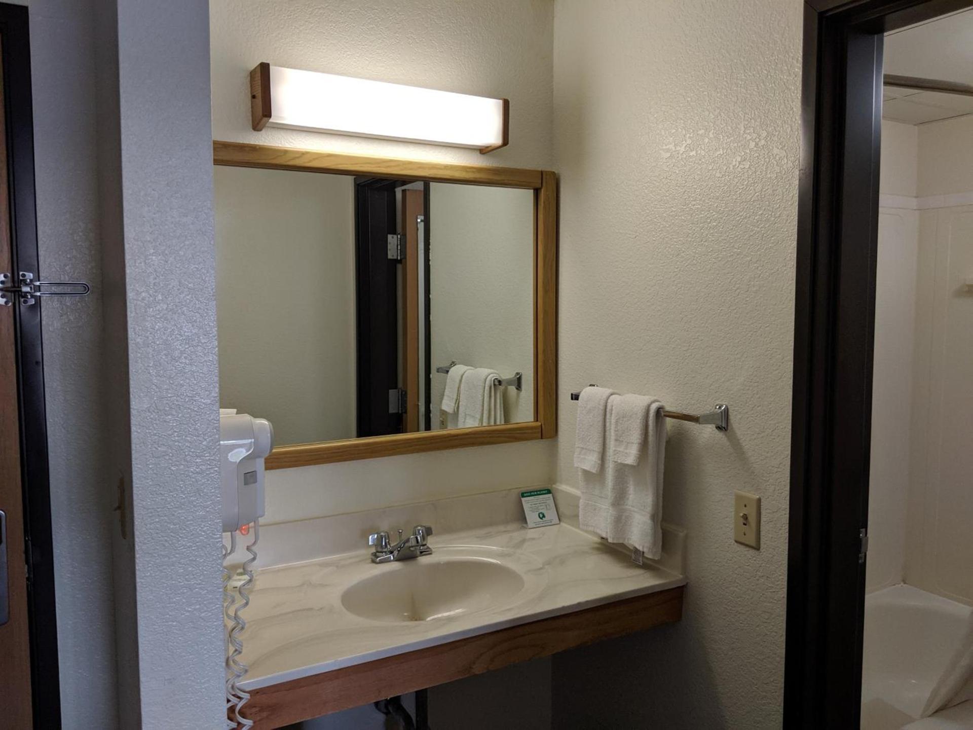 Boarders Inn and Suites by Cobblestone Hotels - Ripon photo 10