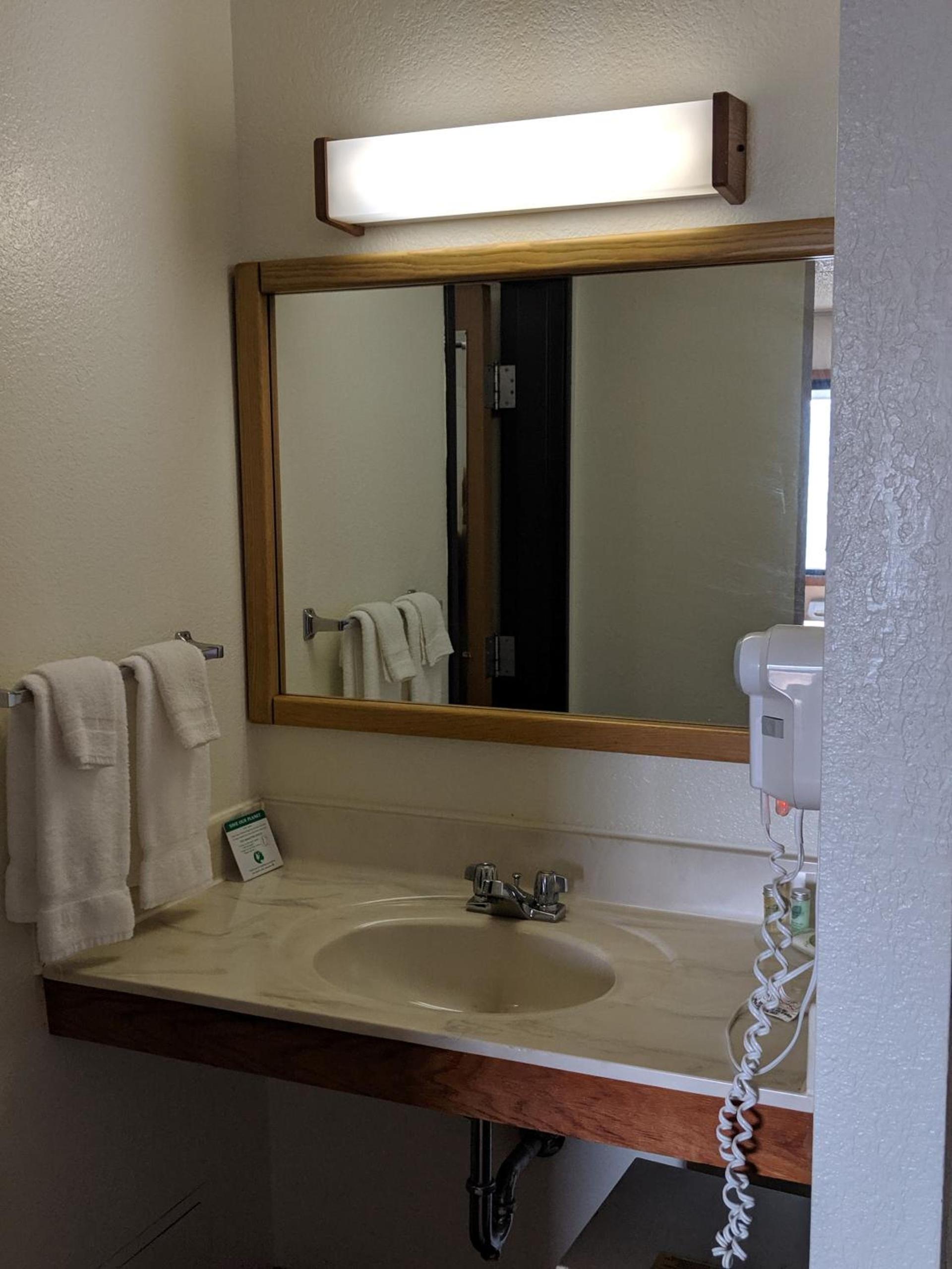 Boarders Inn and Suites by Cobblestone Hotels - Ripon photo 6