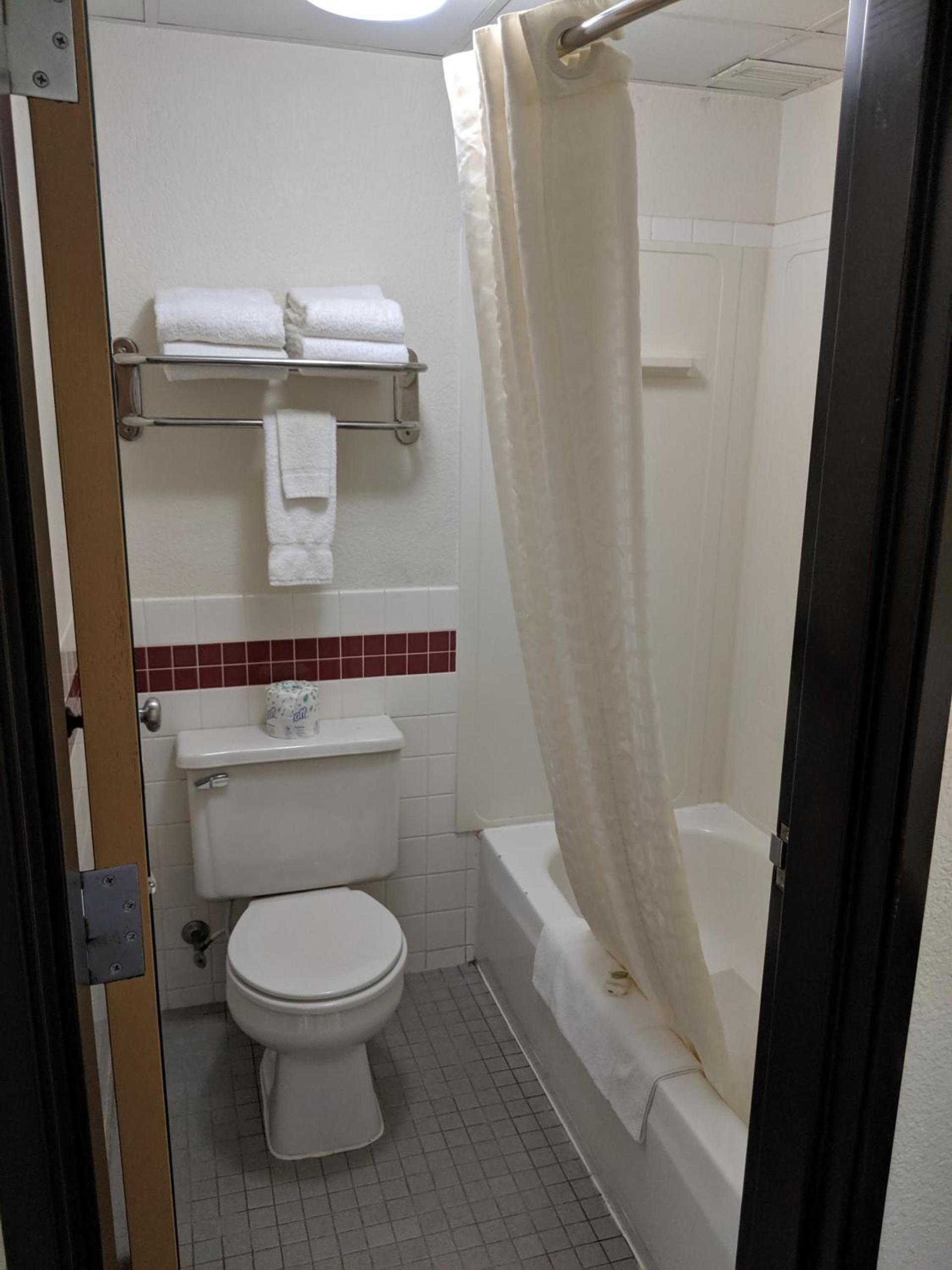 Boarders Inn and Suites by Cobblestone Hotels - Ripon photo 9