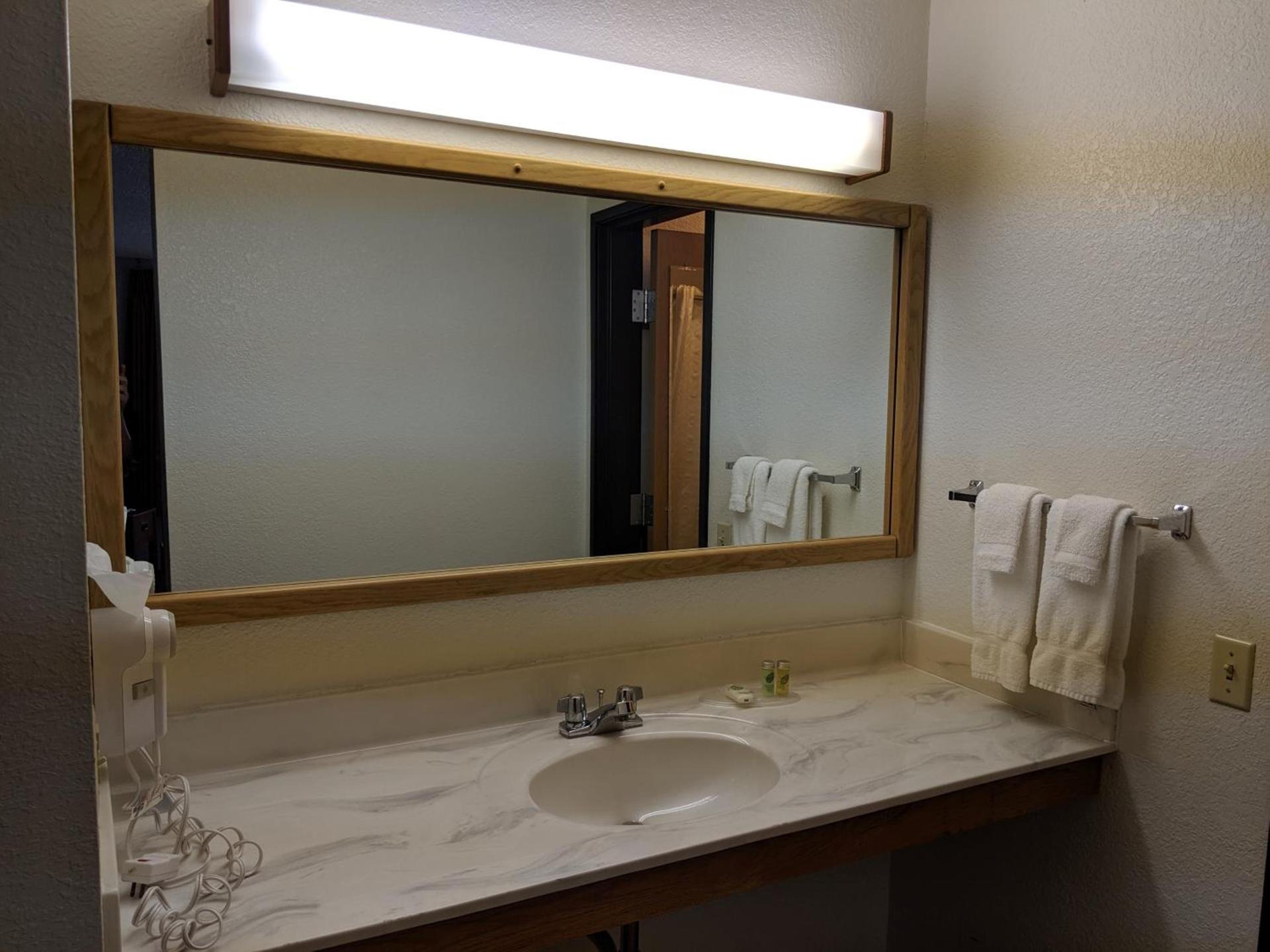 Boarders Inn and Suites by Cobblestone Hotels - Ripon photo 2