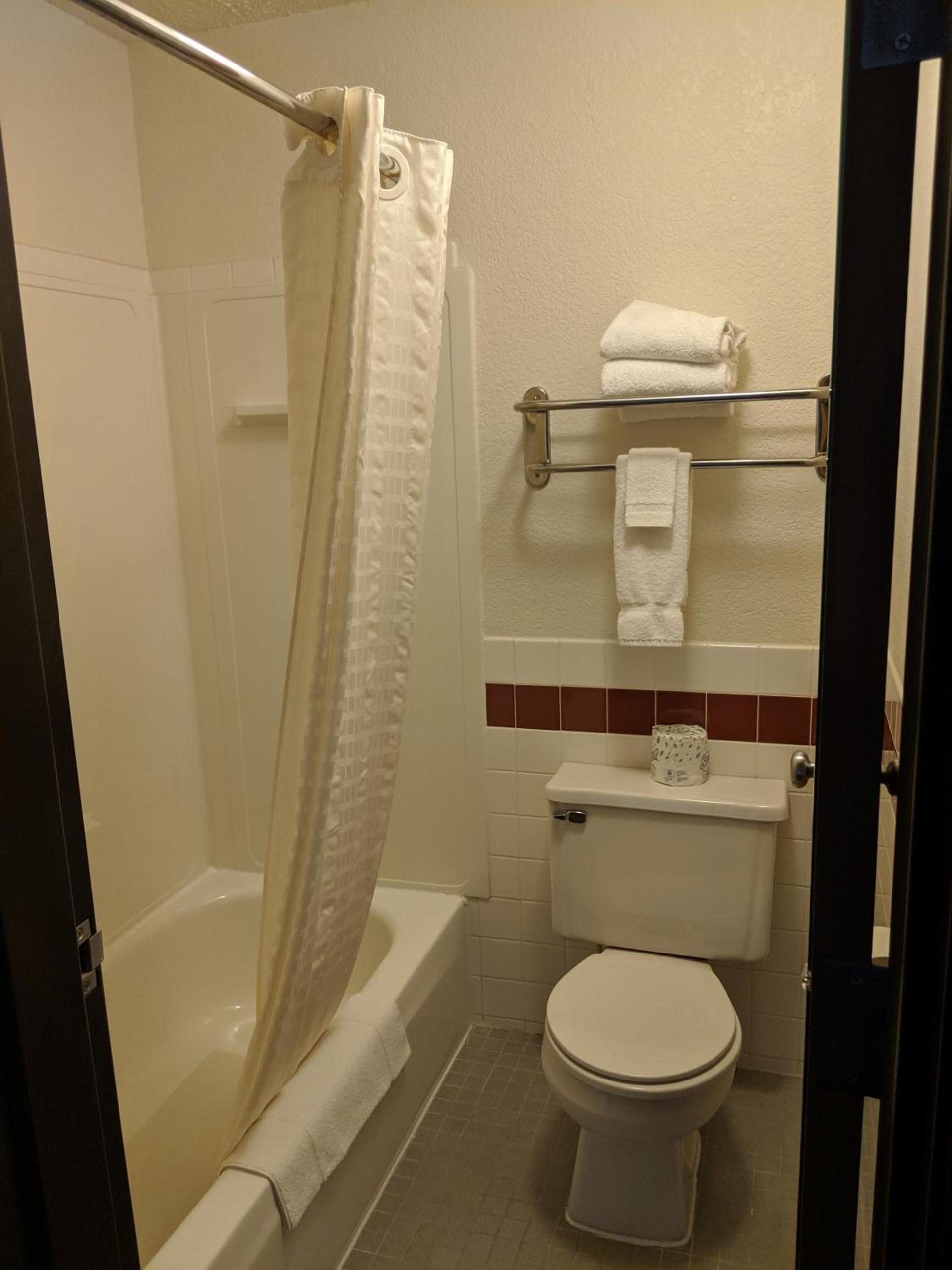 Boarders Inn and Suites by Cobblestone Hotels - Ripon photo 5