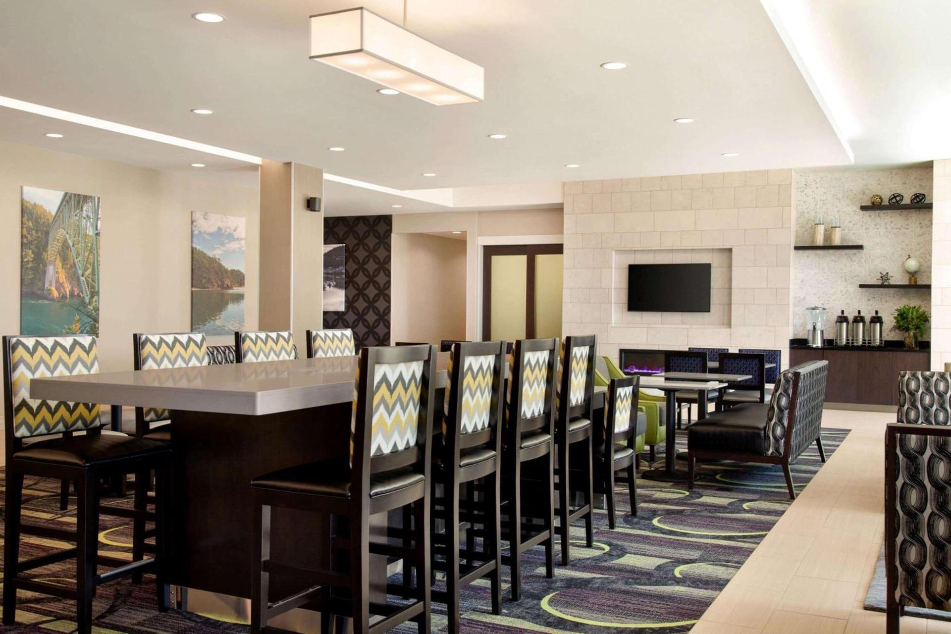 La Quinta Inn & Suites by Wyndham Burlington photo 3