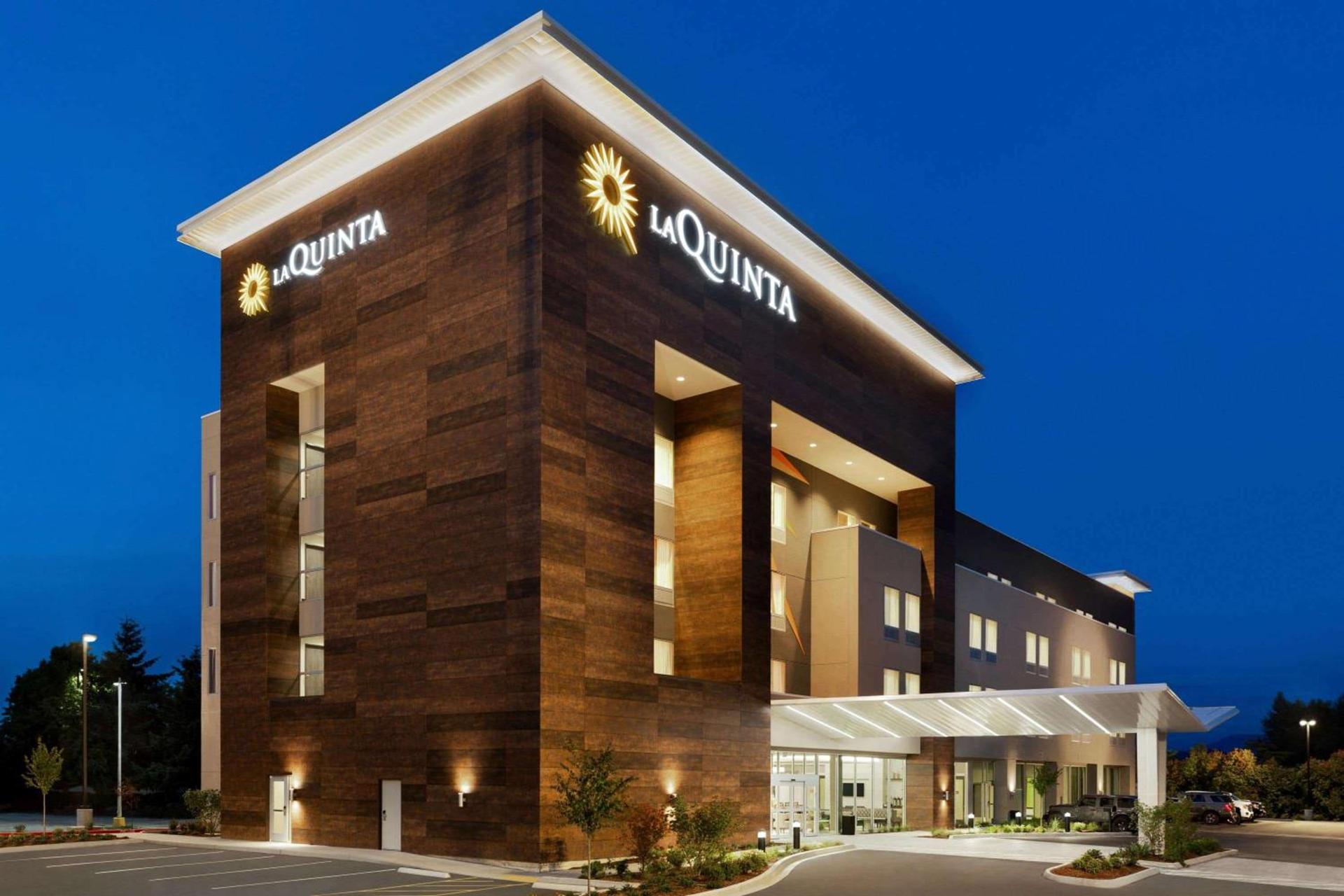 La Quinta Inn & Suites by Wyndham Burlington photo 2