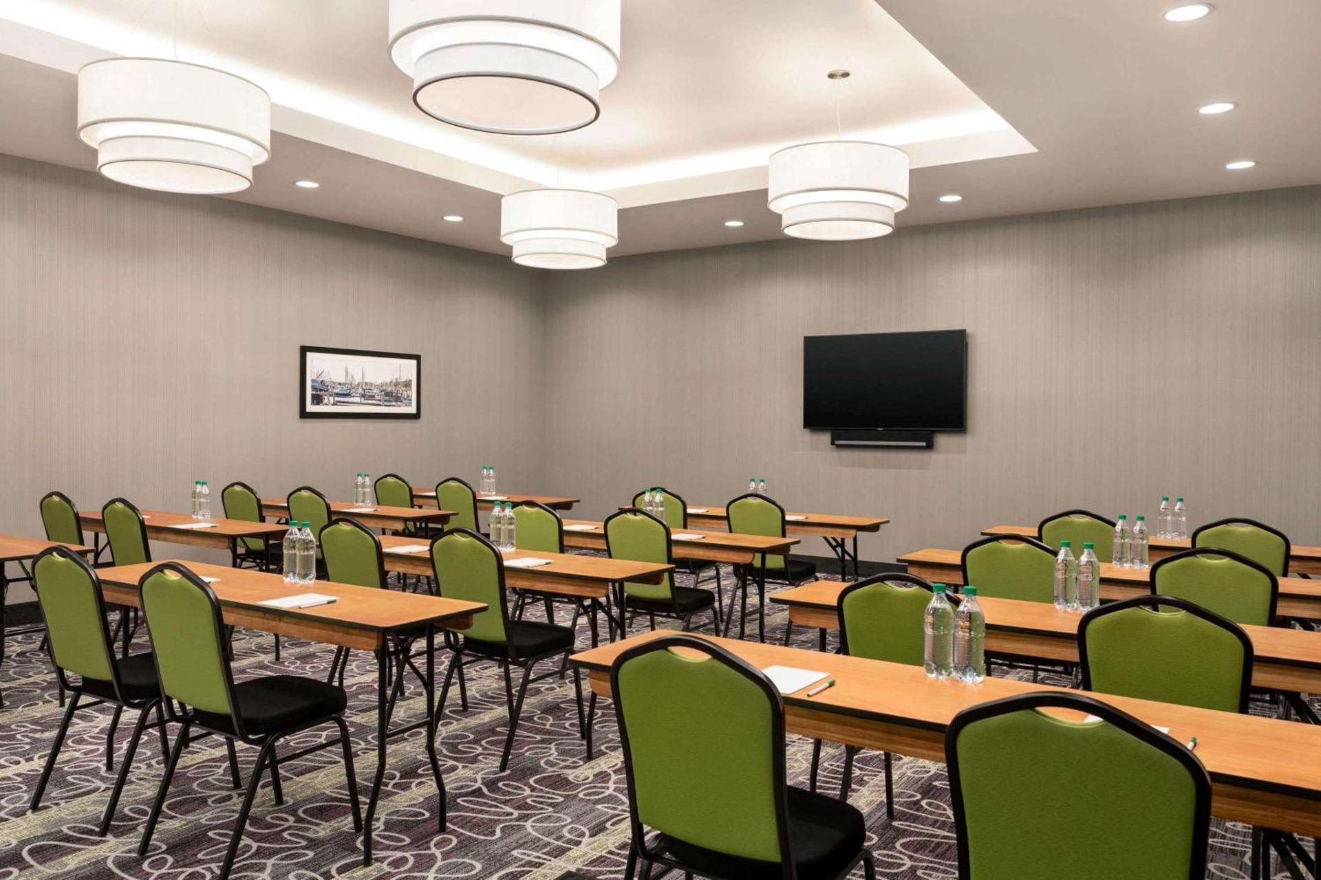 La Quinta Inn & Suites by Wyndham Burlington photo 30