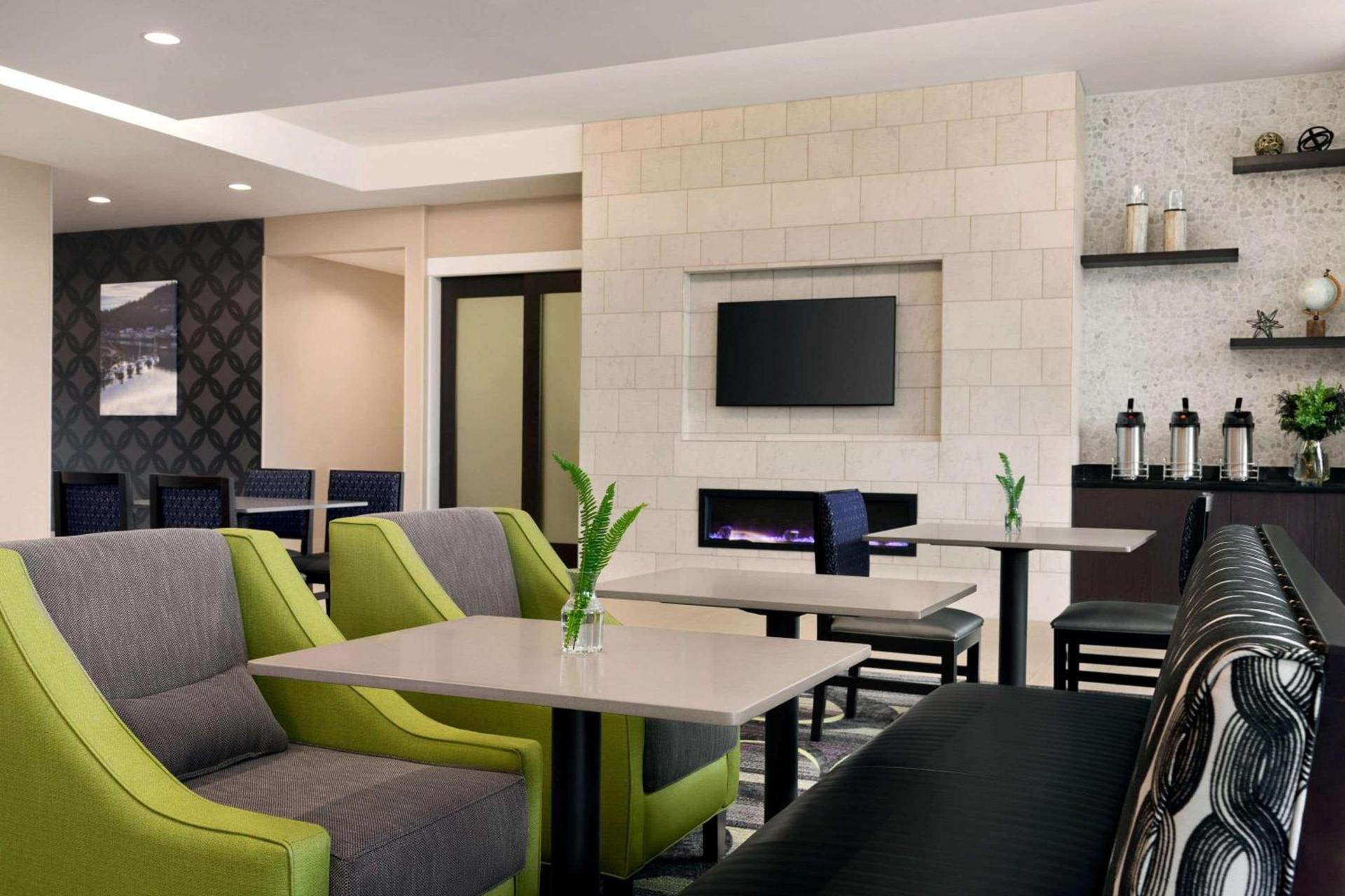 La Quinta Inn & Suites by Wyndham Burlington photo 6