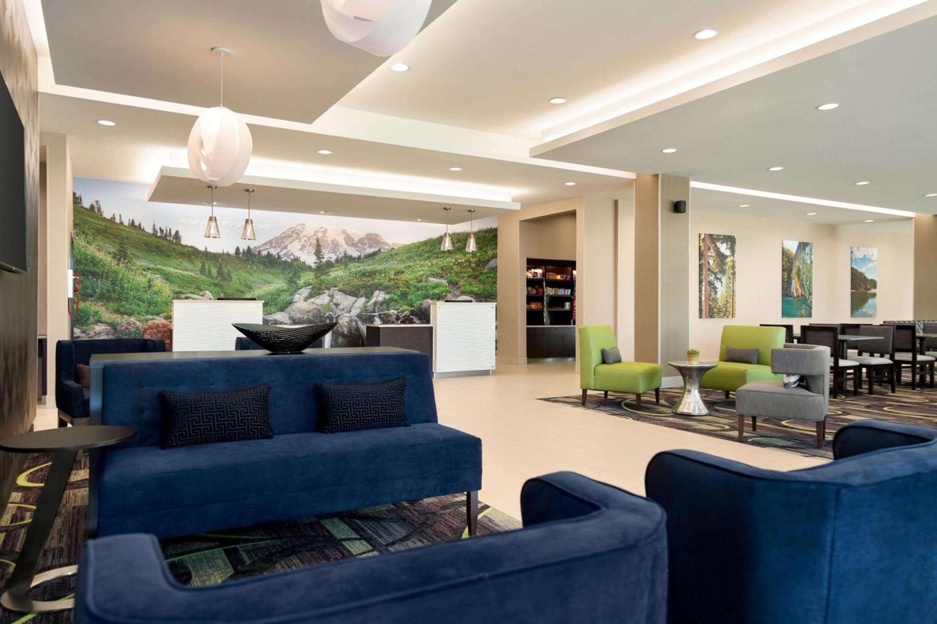 La Quinta Inn & Suites by Wyndham Burlington photo 5