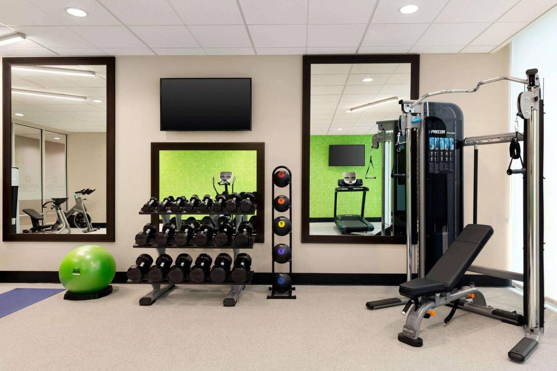 La Quinta Inn & Suites by Wyndham Burlington photo 9