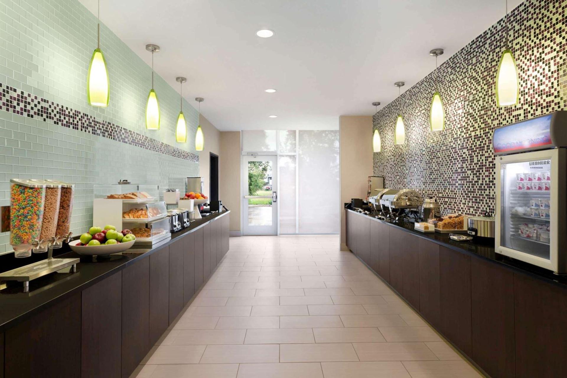 La Quinta Inn & Suites by Wyndham Burlington photo 25