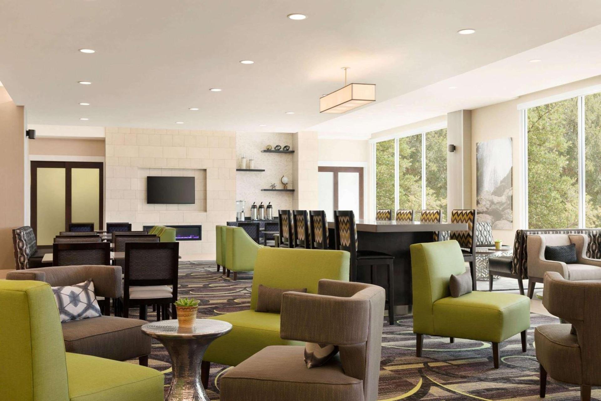 La Quinta Inn & Suites by Wyndham Burlington photo 4
