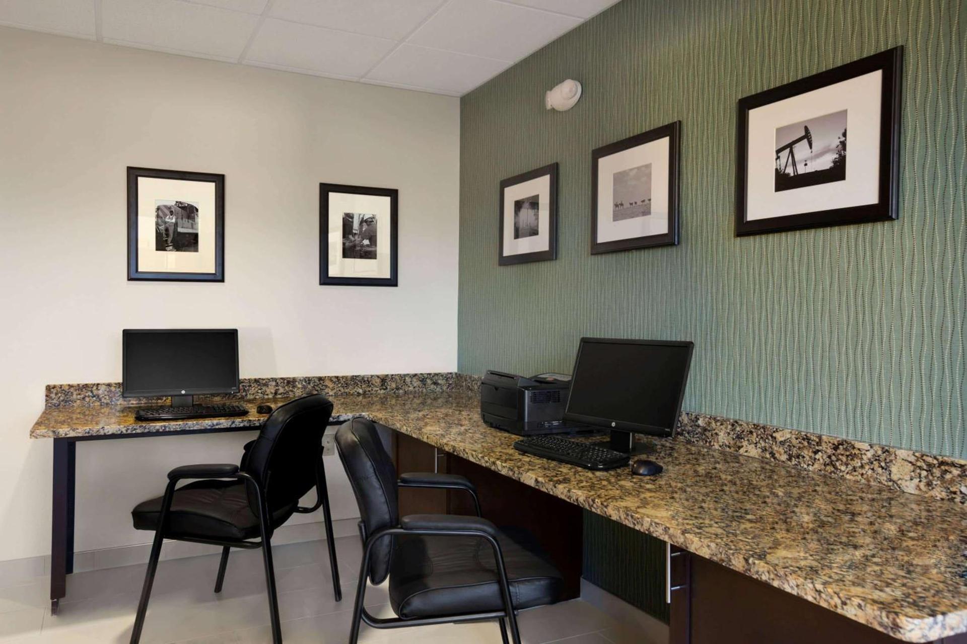 Baymont by Wyndham Hobbs photo 35