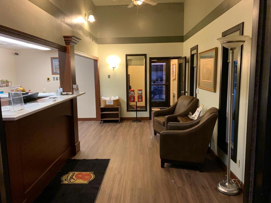 Super 8 by Wyndham Huron photo 26