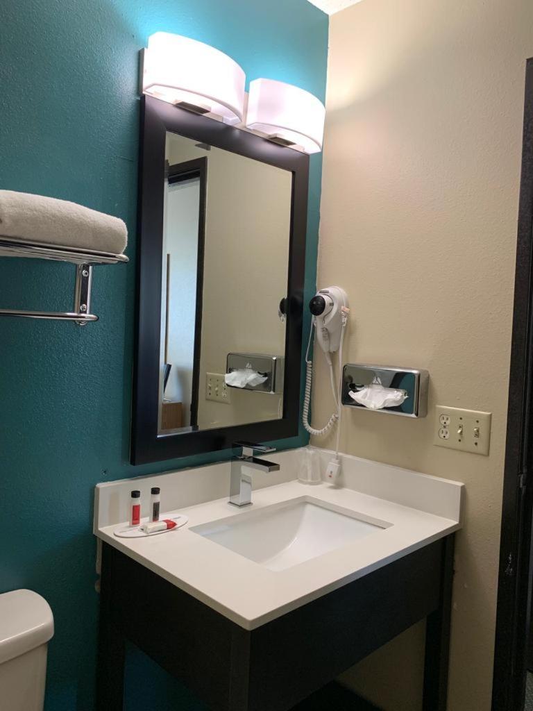 Super 8 by Wyndham Huron photo 25