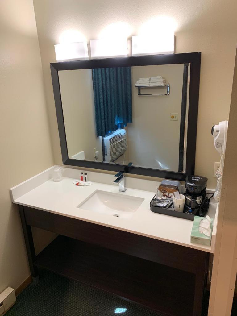 Super 8 by Wyndham Huron photo 15