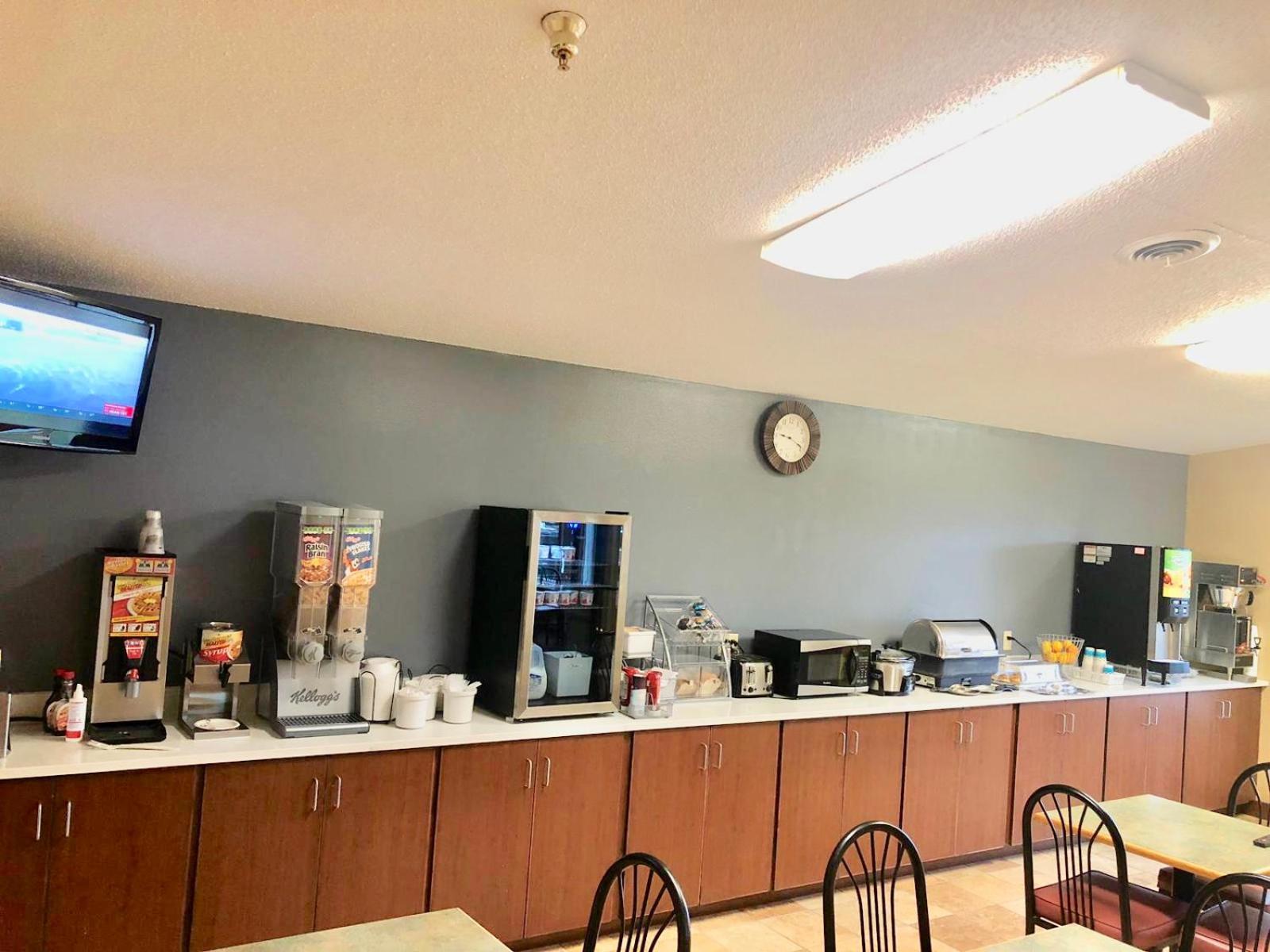 Super 8 by Wyndham Huron photo 21