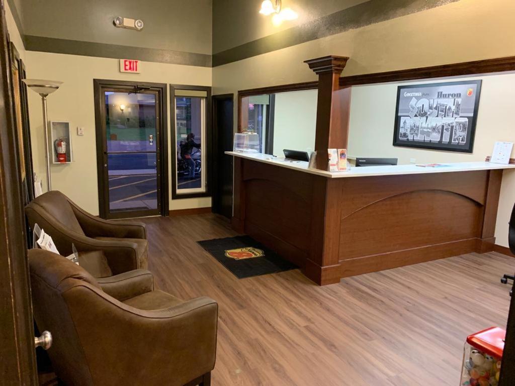 Super 8 by Wyndham Huron photo 18
