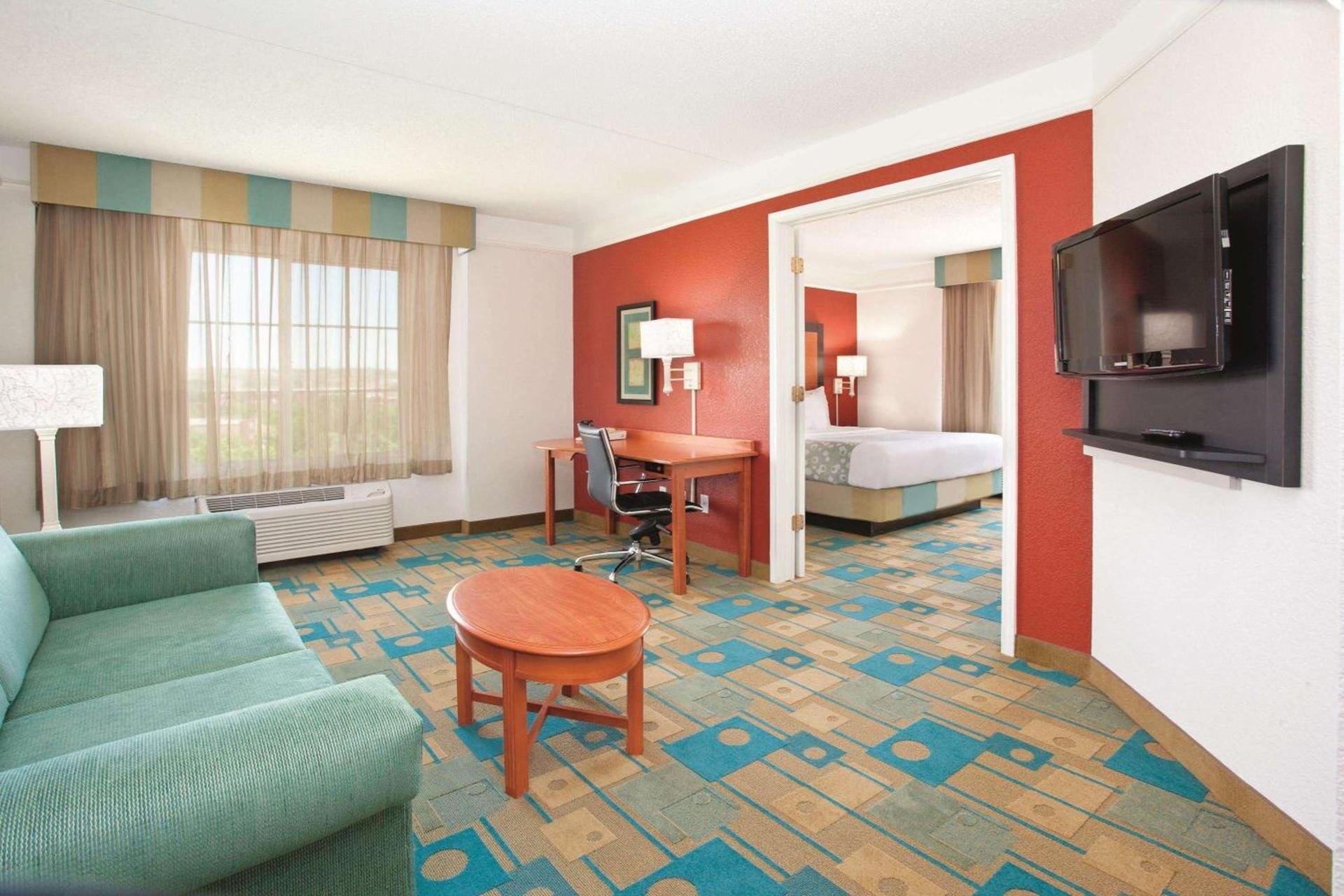 La Quinta Inn & Suites by Wyndham Colorado Springs South AP photo 46