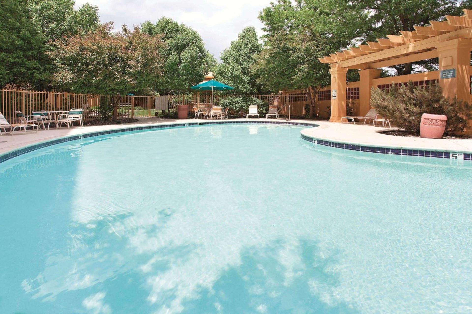La Quinta Inn & Suites by Wyndham Colorado Springs South AP photo 4