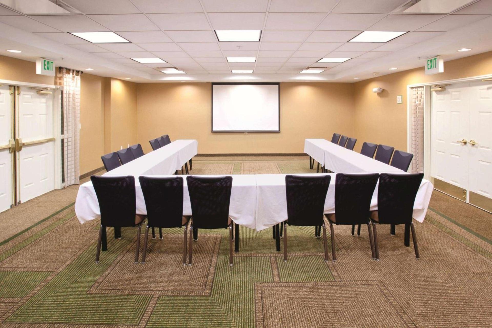 La Quinta Inn & Suites by Wyndham Colorado Springs South AP photo 50