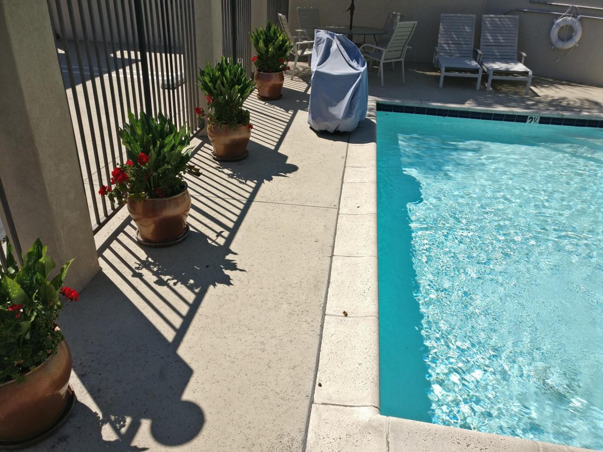 Burbank Inn and Suites photo 9