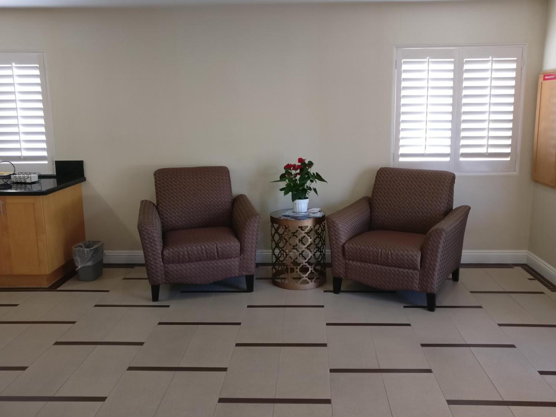 Burbank Inn and Suites photo 11
