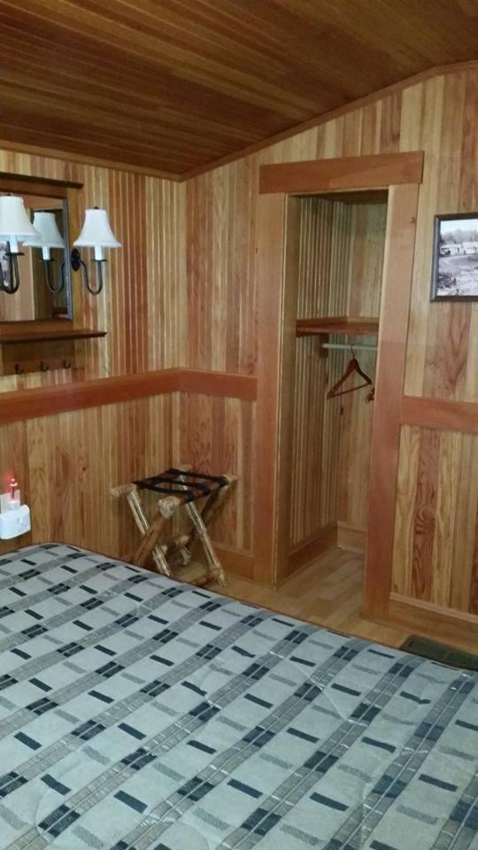 Whistling Winds Motel photo 71