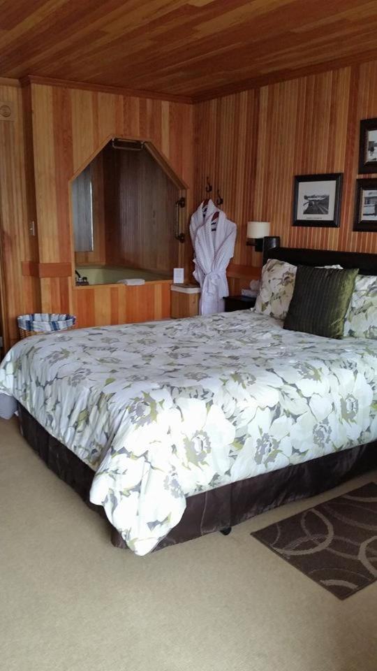 Whistling Winds Motel photo 58