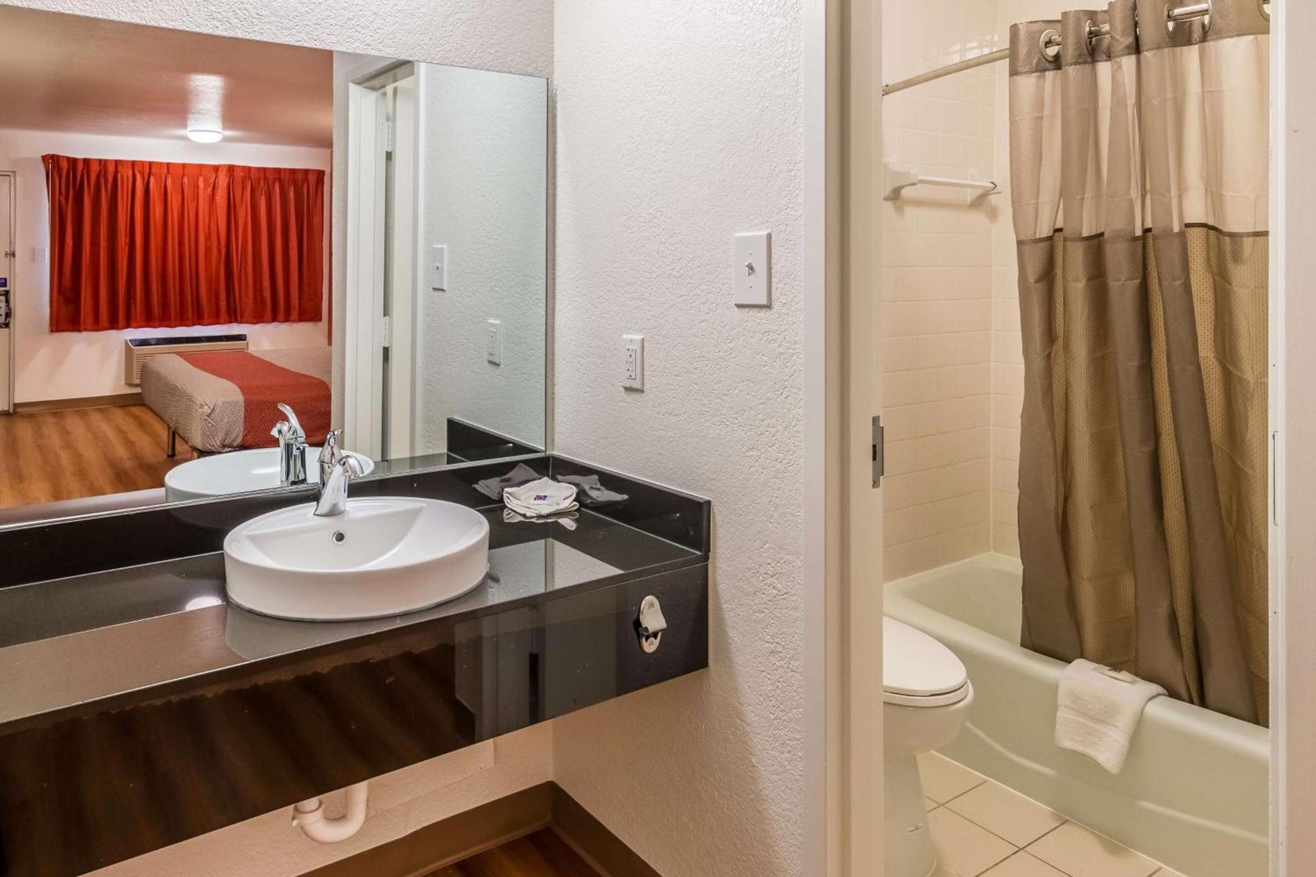 Motel 6-Arlington, TX - UTA photo 42