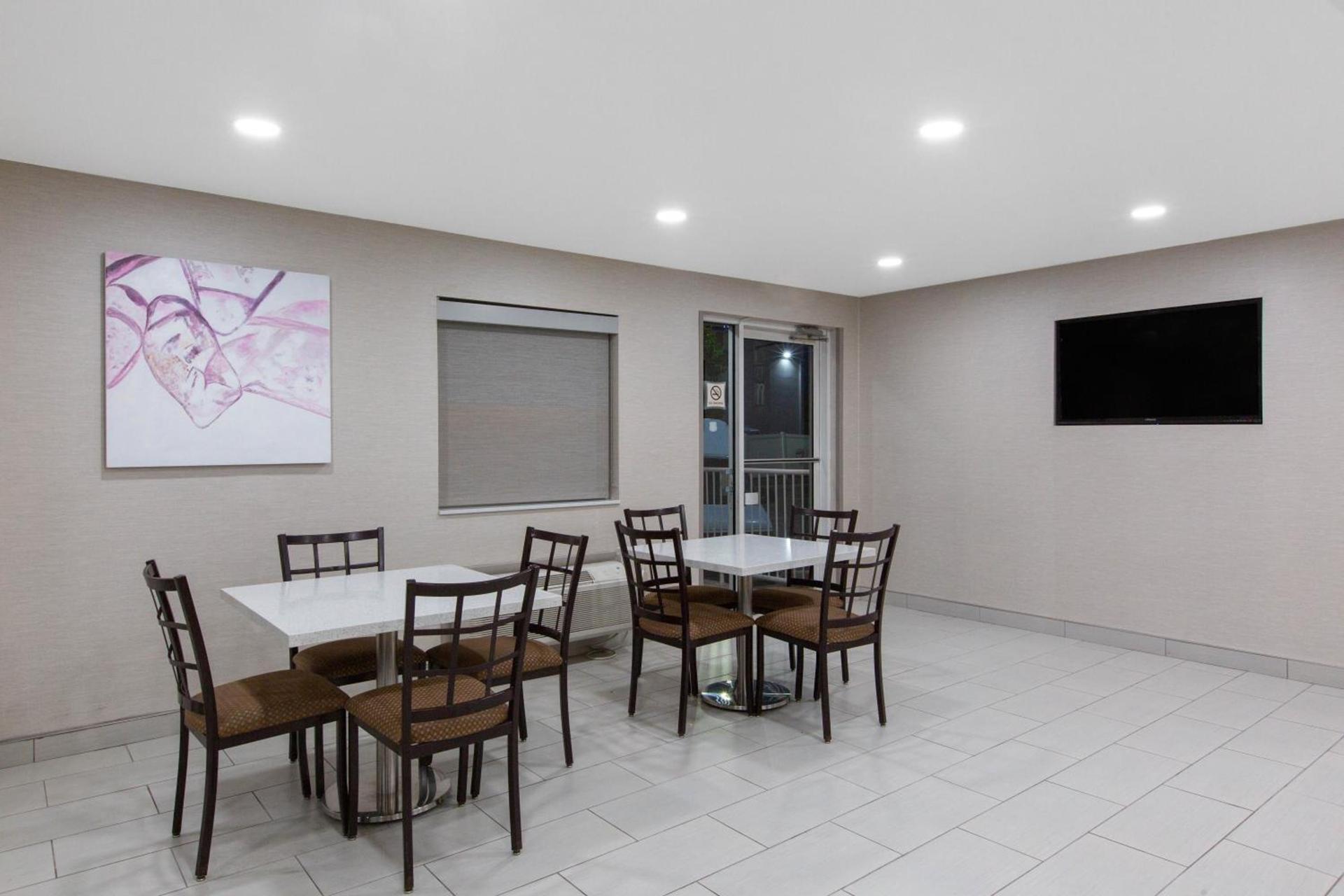 La Quinta by Wyndham Blue Springs photo 55