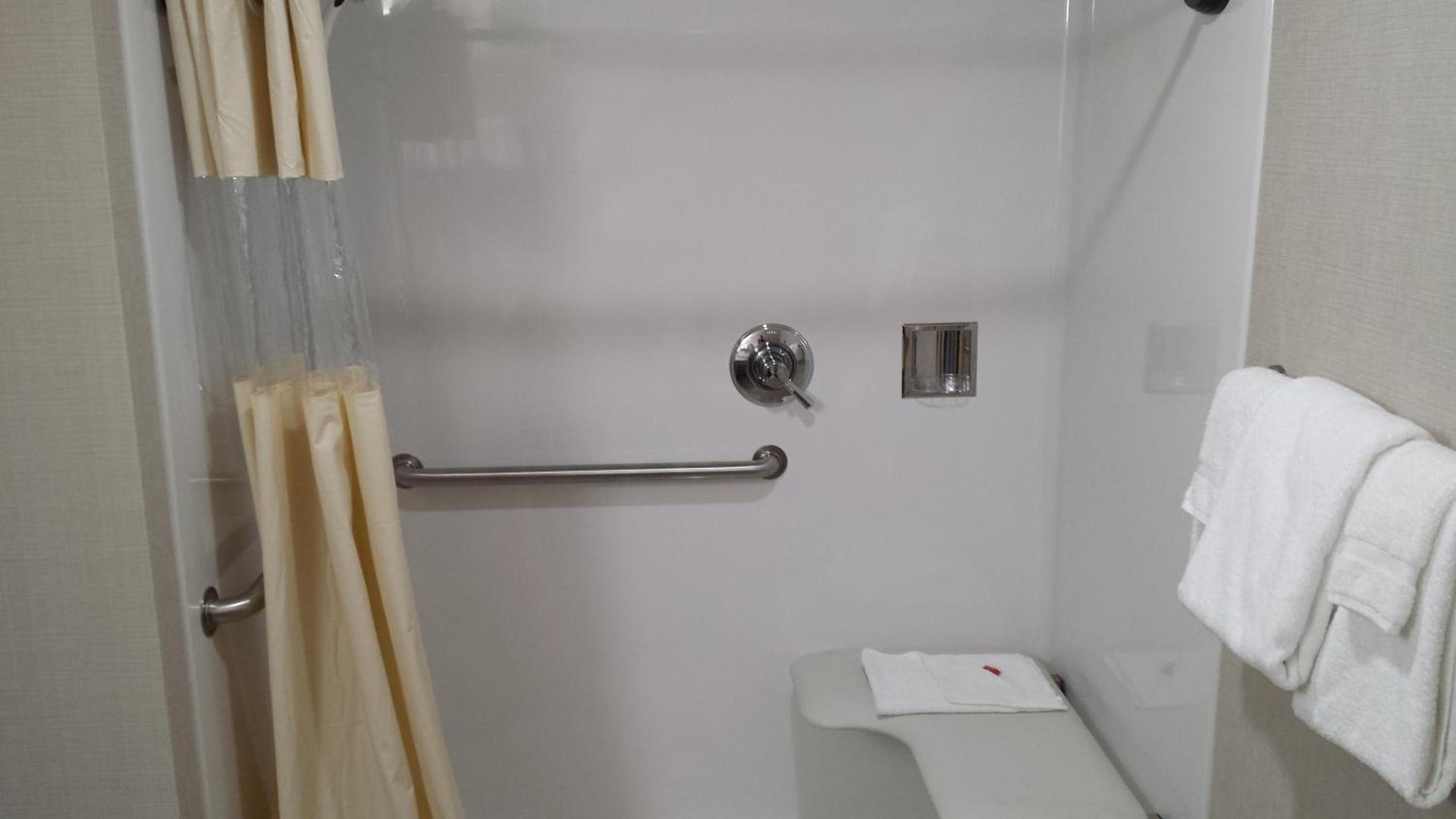 Days Inn & Suites by Wyndham Duluth by the Mall photo 17