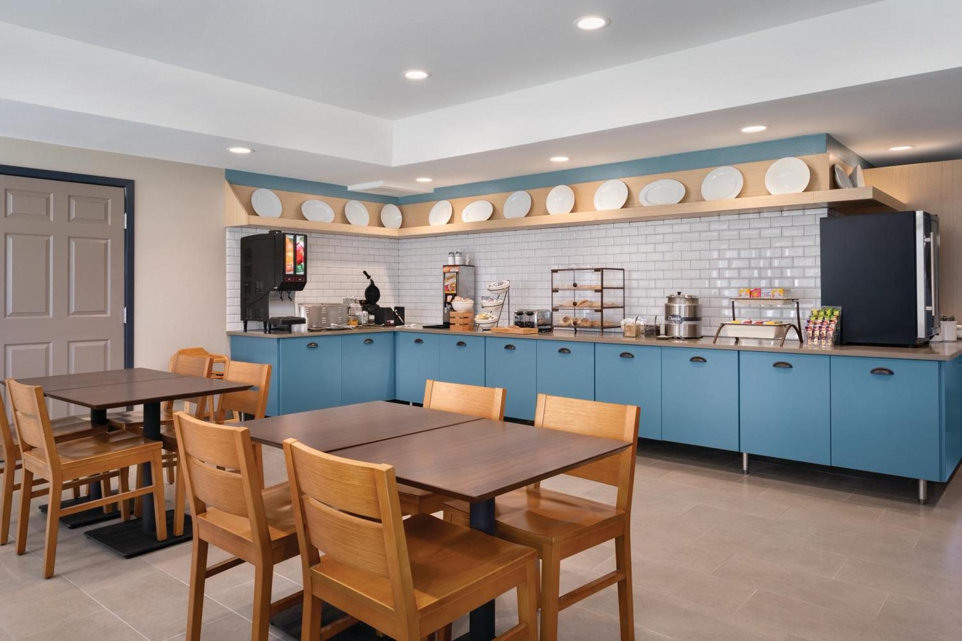 Country Inn & Suites by Radisson, Detroit Lakes, MN photo 14
