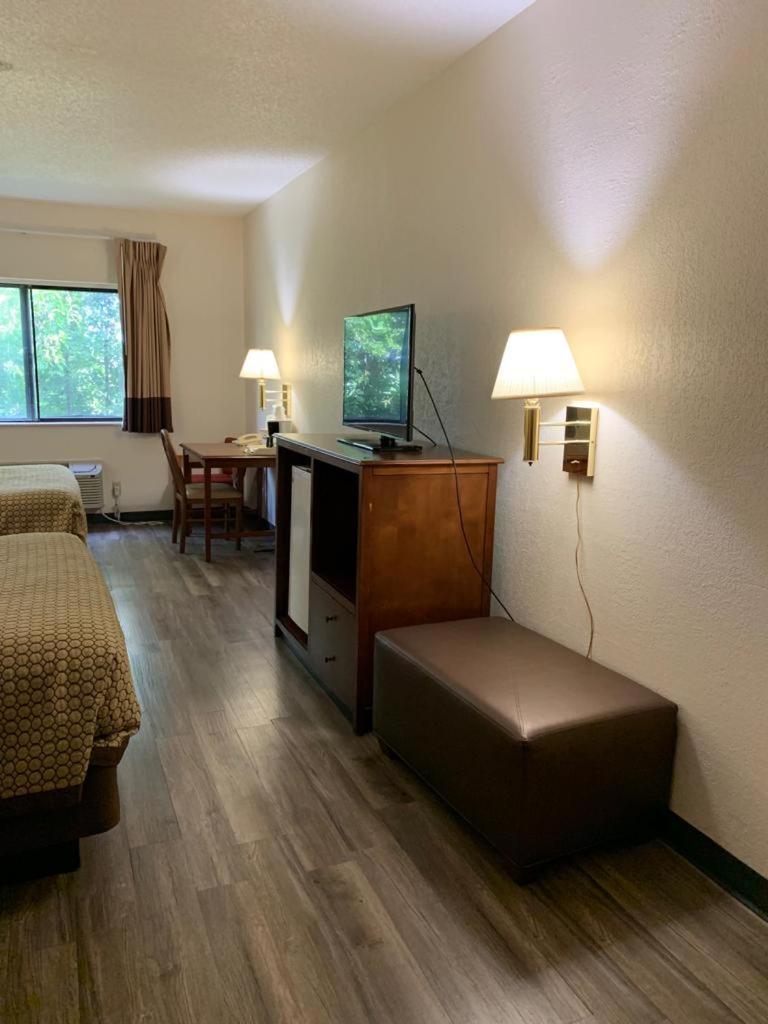 Days Inn by Wyndham Topeka photo 14