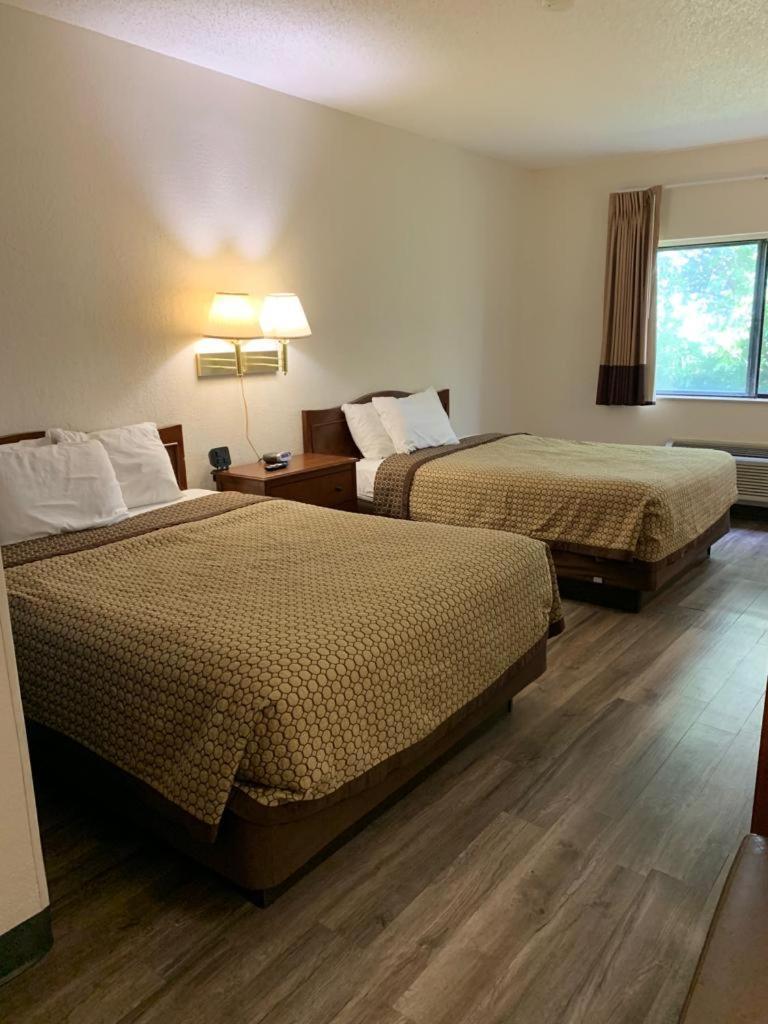 Days Inn by Wyndham Topeka photo 16