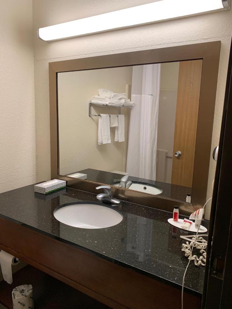 Days Inn by Wyndham Topeka photo 3