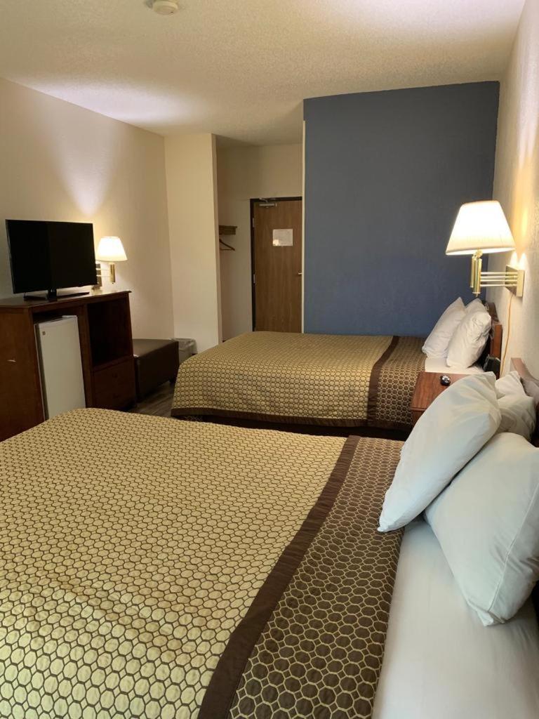 Days Inn by Wyndham Topeka photo 17