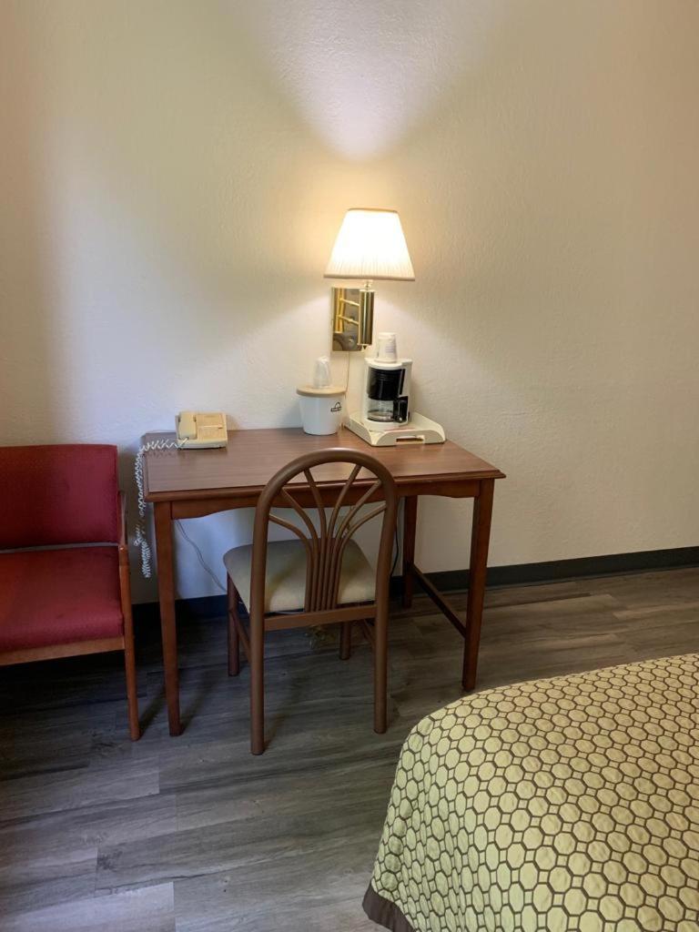 Days Inn by Wyndham Topeka photo 18
