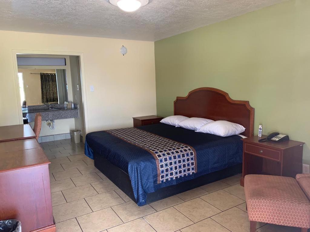 Texas Inn Beaumont photo 8