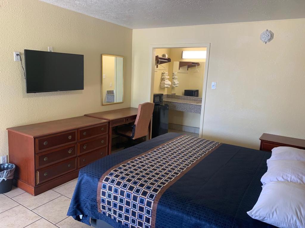 Texas Inn Beaumont photo 7