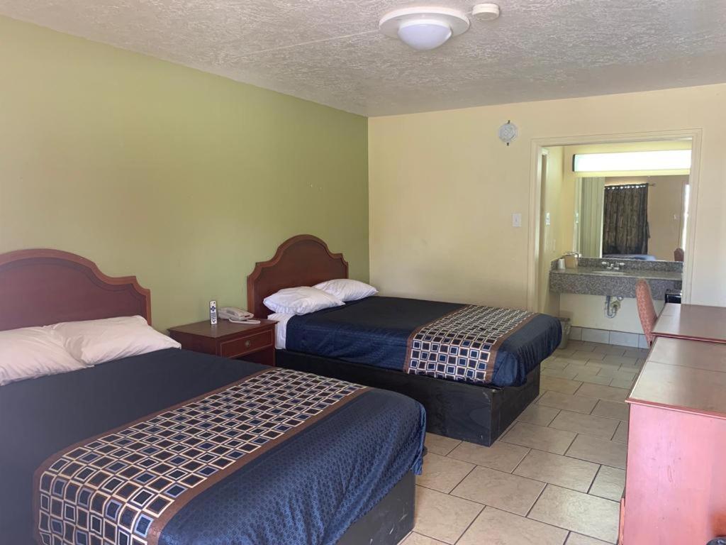 Texas Inn Beaumont photo 5