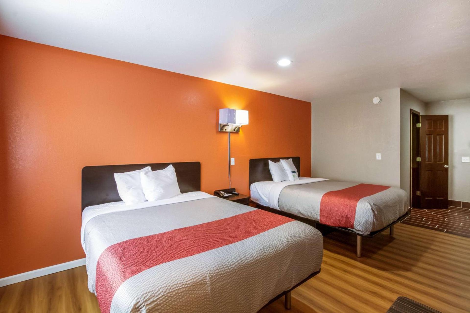 Motel 6-Rossford, OH photo 11